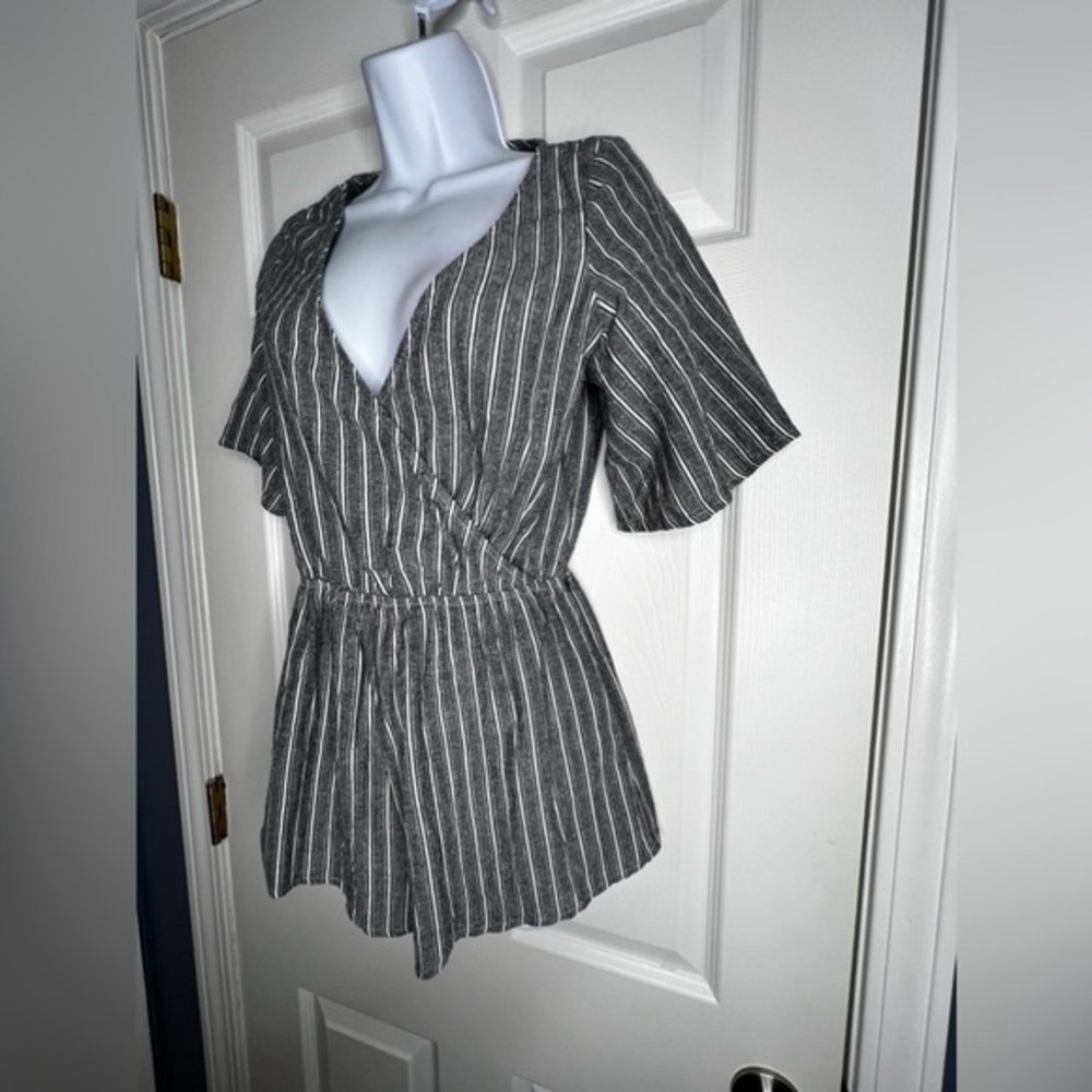 Tobi Womens Small Gray White Stripe Romper Playsuit Short Sleeve V-Neck S Cotton - Picture 4 of 14